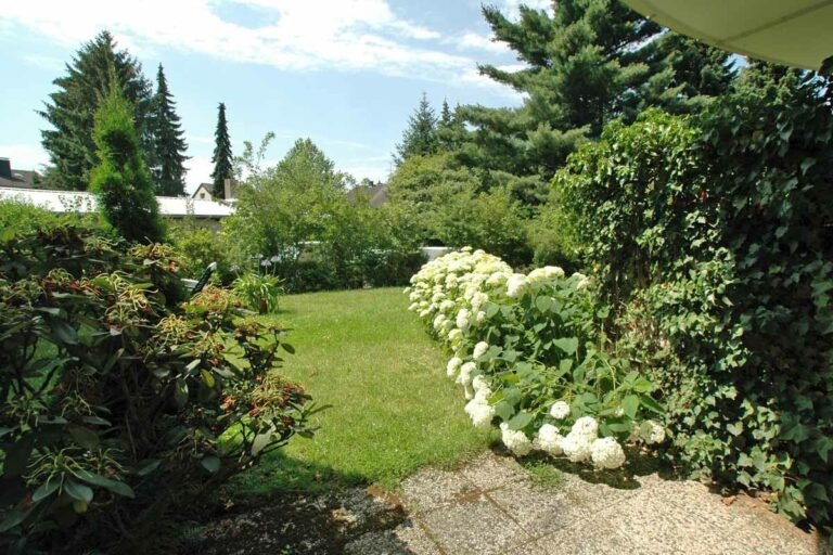 Terrasse mit kleinem Garten